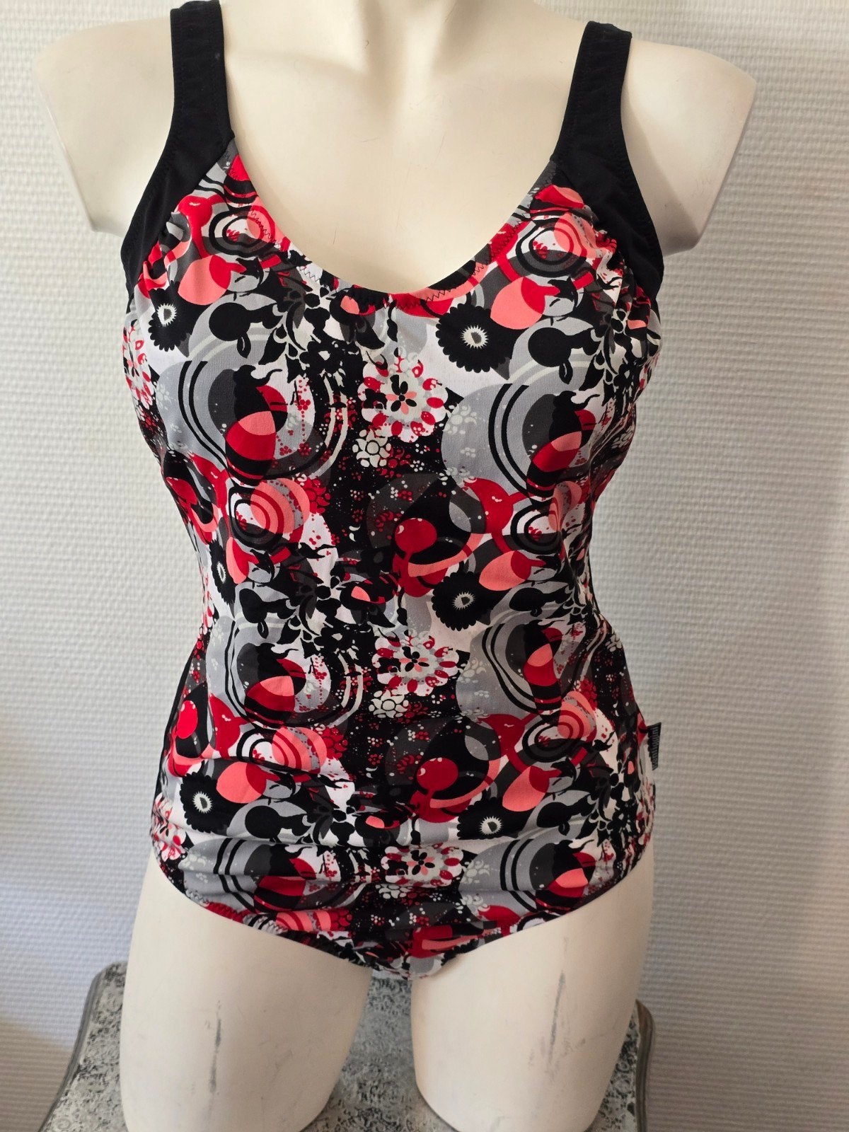 Lentiggini Badpak Maat 42 - Zwart, Rood, Grijs Bloemenprint, Meerkleurig, Badpak, Ophalen of Verzenden, Zo goed als nieuw