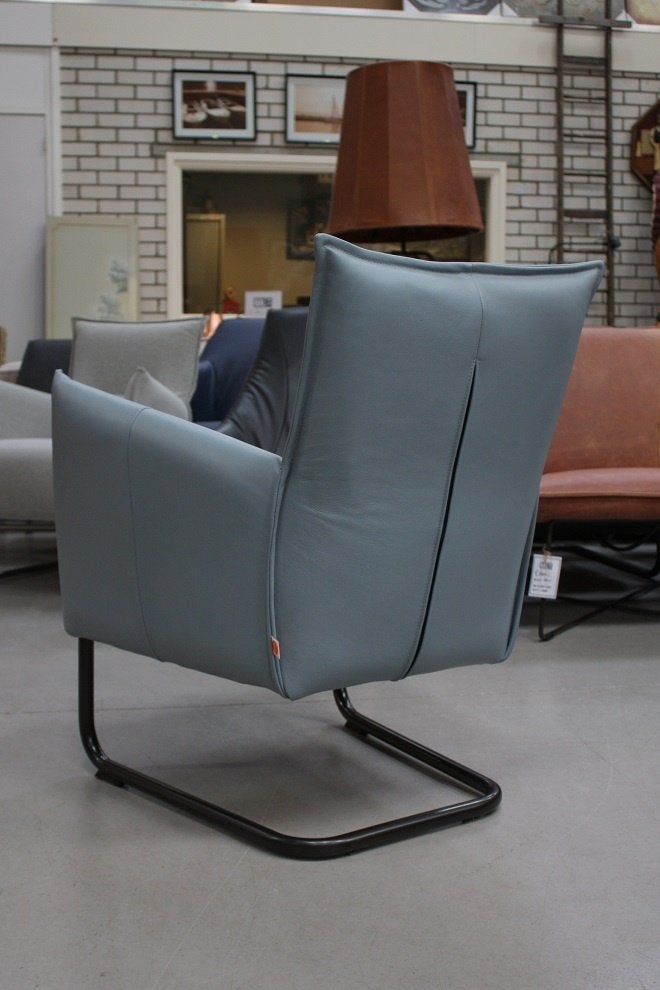 2x luxe fauteuil Aron JESS sledeframe metaal leer lichtblauw, Ophalen, 75 tot 100 cm, Zo goed als nieuw, Leer