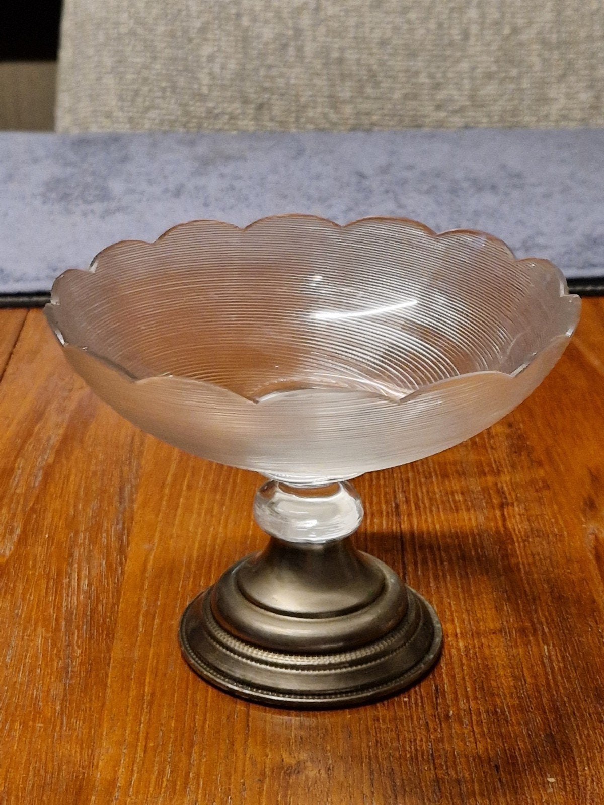 antieke schaaltje op voet is gemaakt van helder draadglas, Ophalen of Verzenden