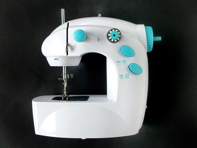 Naaimachine Elektrisch NIEUW Klein formaat Nog in de doos, Hobby en Vrije tijd, Naaimachines en Toebehoren, Ophalen of Verzenden