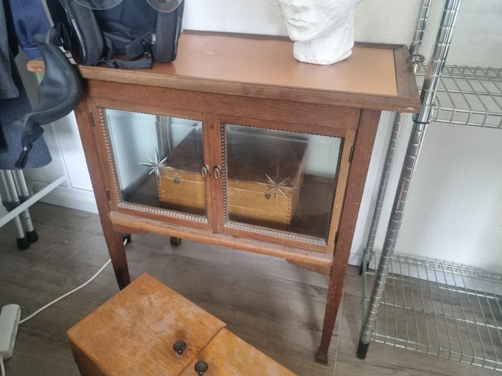 Vintage houten theekastje met glazen deurtjes, Antiek en Kunst, Antiek | Meubels | Kasten, Ophalen