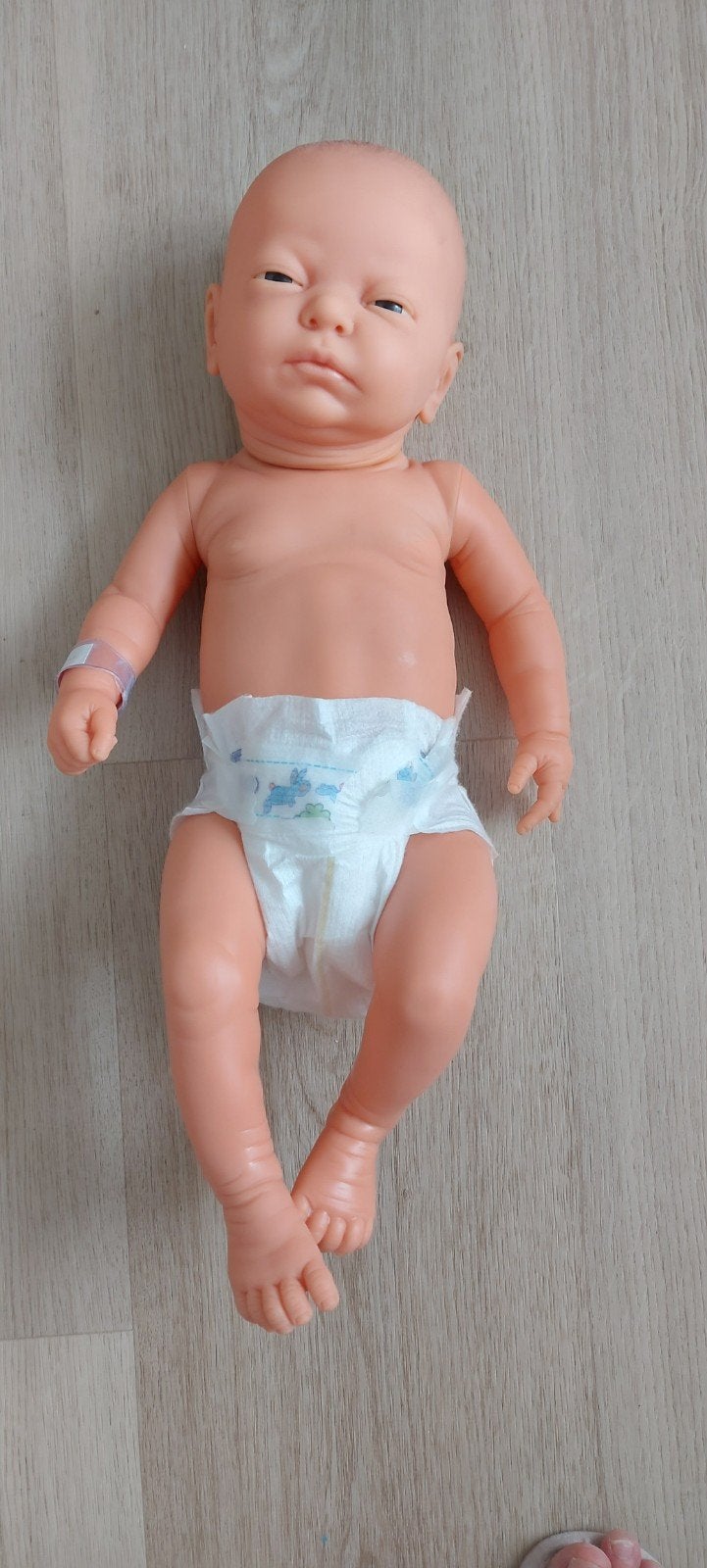 The Doll Factory babypop met luier en ziekenhuisbandje, Ophalen of Verzenden, Zo goed als nieuw, Babypop