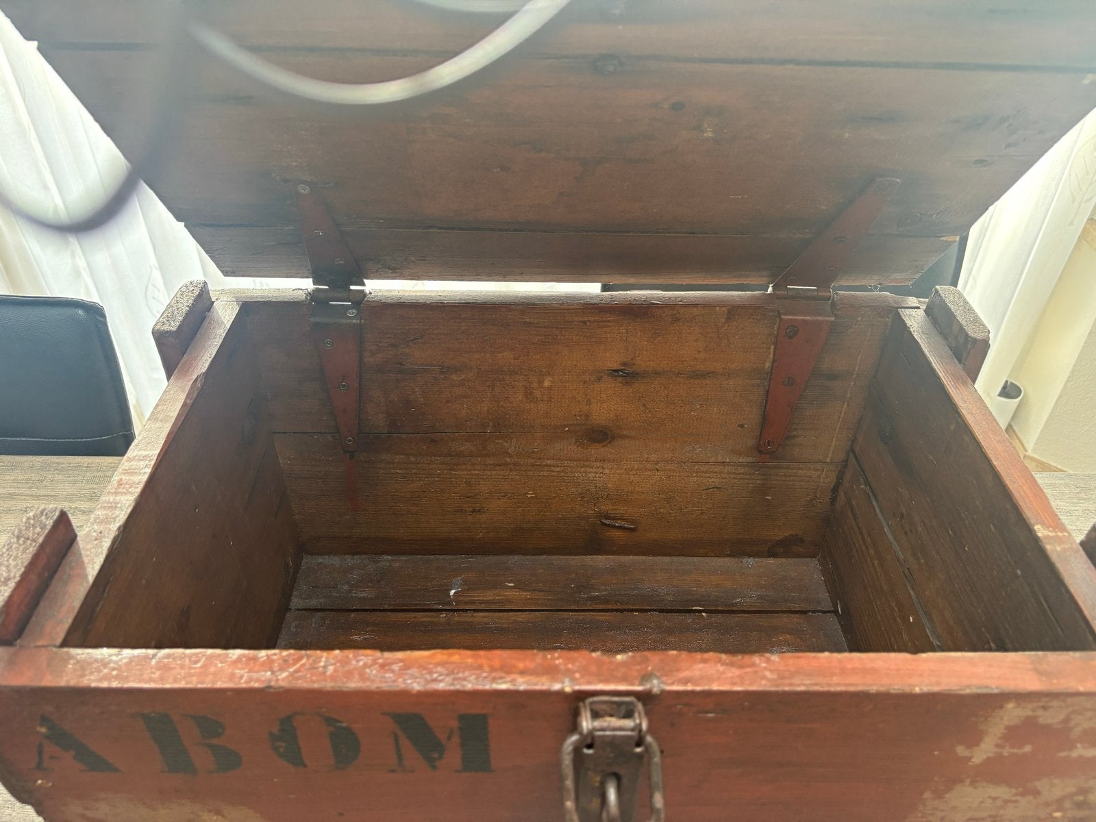Vintage houten kist met deksel - 'A BOM', Huis en Inrichting, Woonaccessoires | Kisten, Ophalen, Gebruikt, 50 tot 100 cm, 5 – 50
