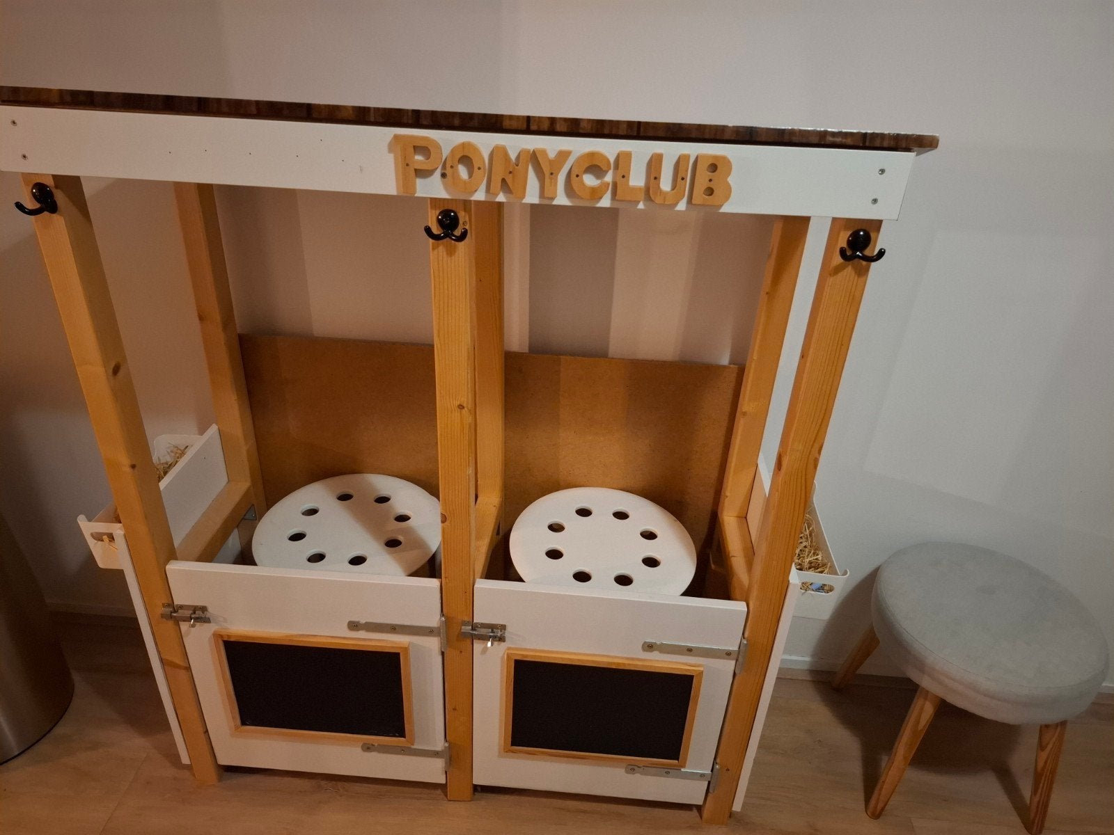 Hobby Horse Stalletje met Krukjes - Ponyclub, Ophalen
