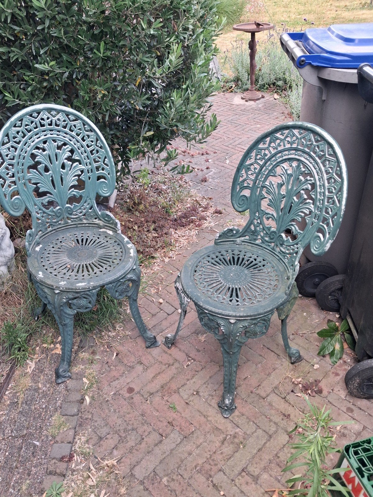 Te koop 2 bistro giet ijzere stoelen., Ophalen, Overige materialen, 2 zitplaatsen