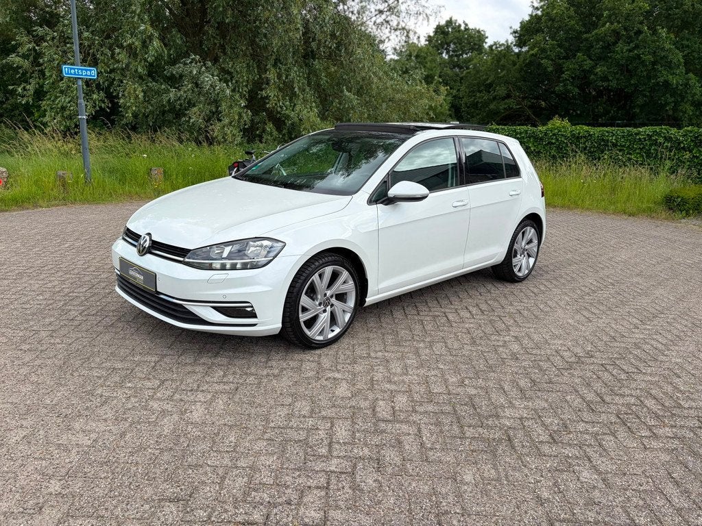 Volkswagen Golf 1.0 TSI Highline PANO I NAVI I CLIMA I UNIEK, Gebruikt, Automatische klimaatregeling, 1137 kg, Wit