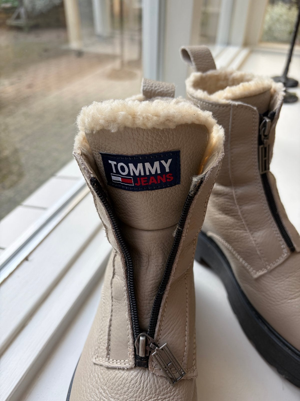 Tommy Hilfiger boots maat 38 - Beige gevoerde laarzen, Ophalen, Beige, Lage of Enkellaarzen, Zo goed als nieuw