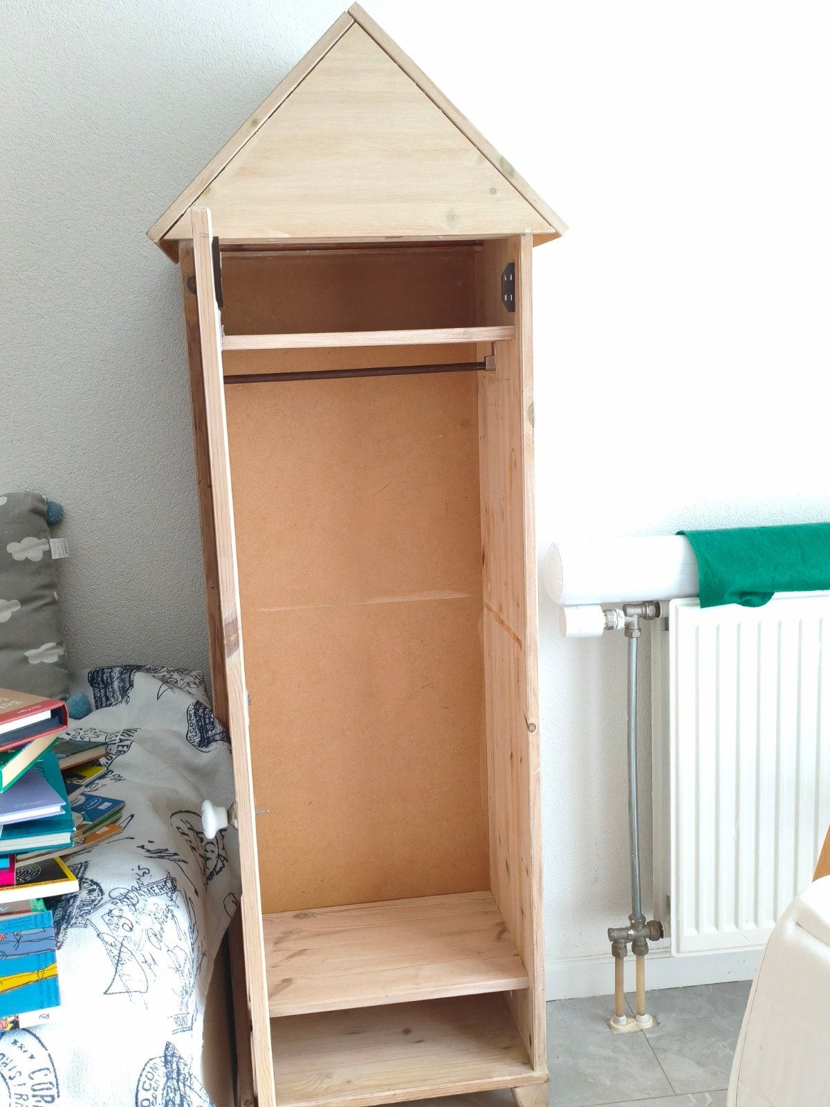Unieke houten kinderkast met puntdak, Ophalen, Gebruikt, 105 cm of meer, Minder dan 50 cm