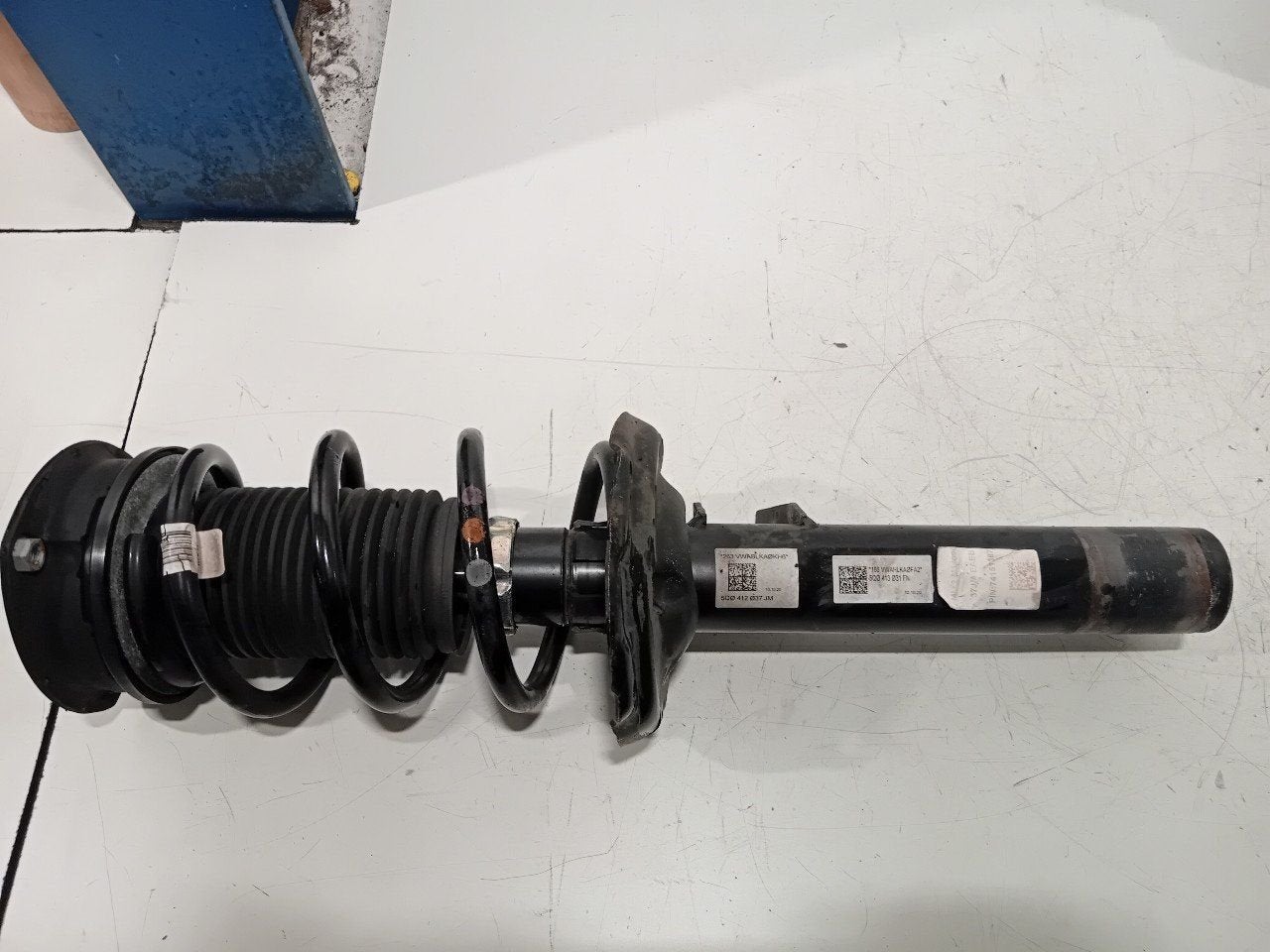 Veerpoot links voor Volkswagen Golf, Onderdelen@venauto.nl, Van der Ven Autorecycling B.V., Gebruikt, Ettenseweg 76, 4706 PB Roosendaal, The Netherlands