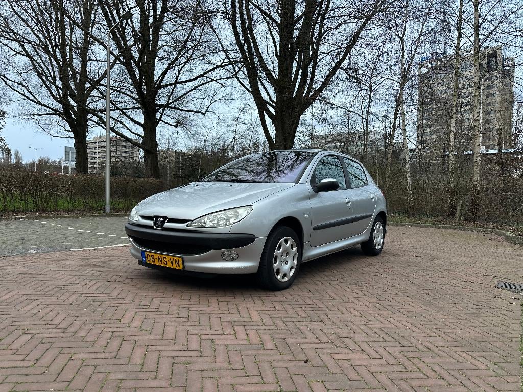 Peugeot 206 2004 Nieuwe APK, Auto's, Voorwielaandrijving, 1360 cc, 31 €/maand, 4 cilinders
