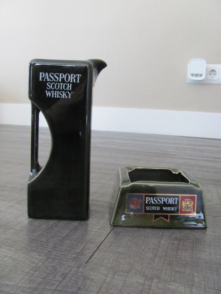 Passport Scotch Whisky - schenkkan en asbak, Ophalen of Verzenden, Zo goed als nieuw, Gebruiksvoorwerp