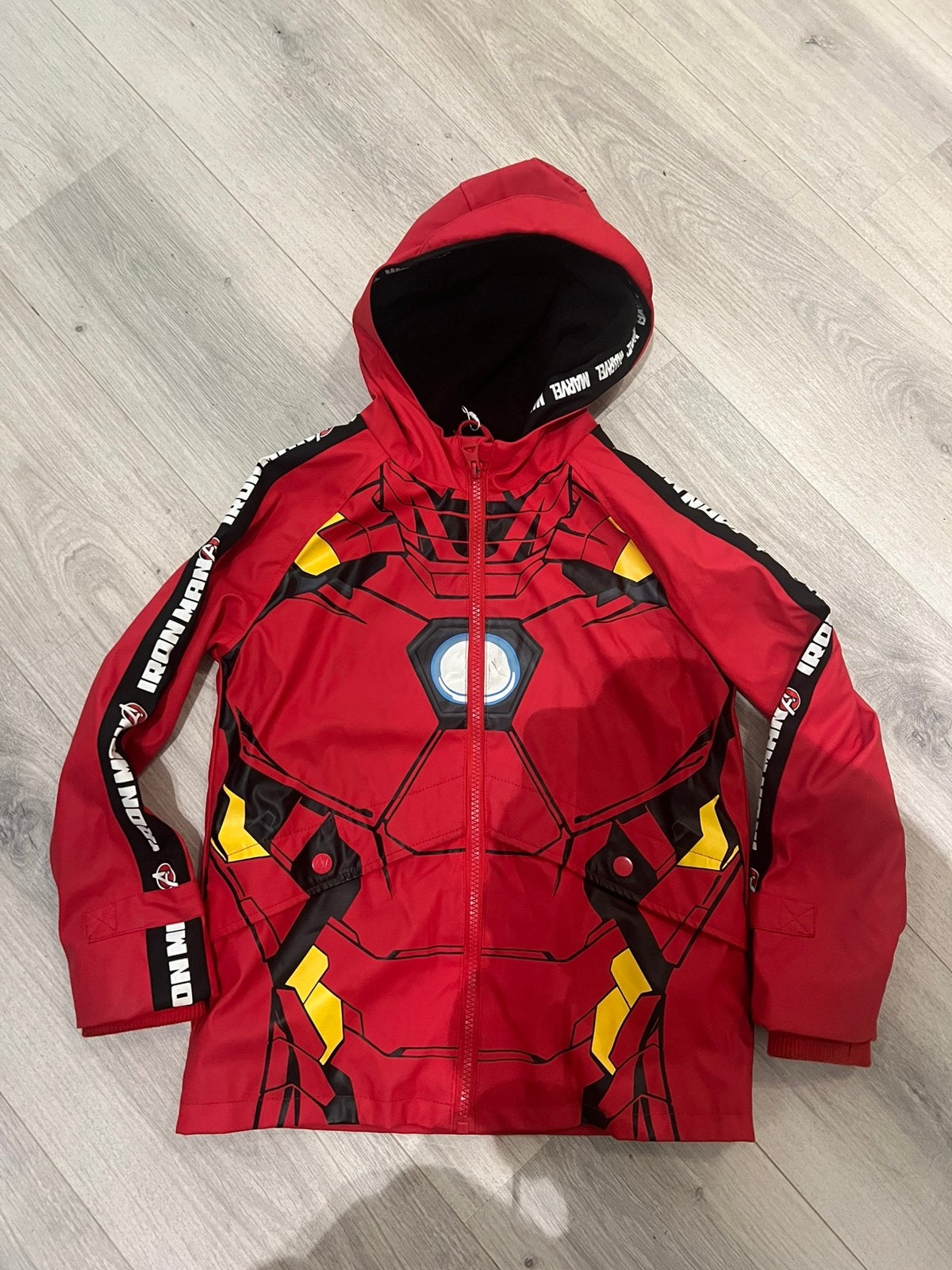 Ironman regenjas - The Avengers - rood - 128, Ophalen of Verzenden, Zo goed als nieuw, Jongen, Jas