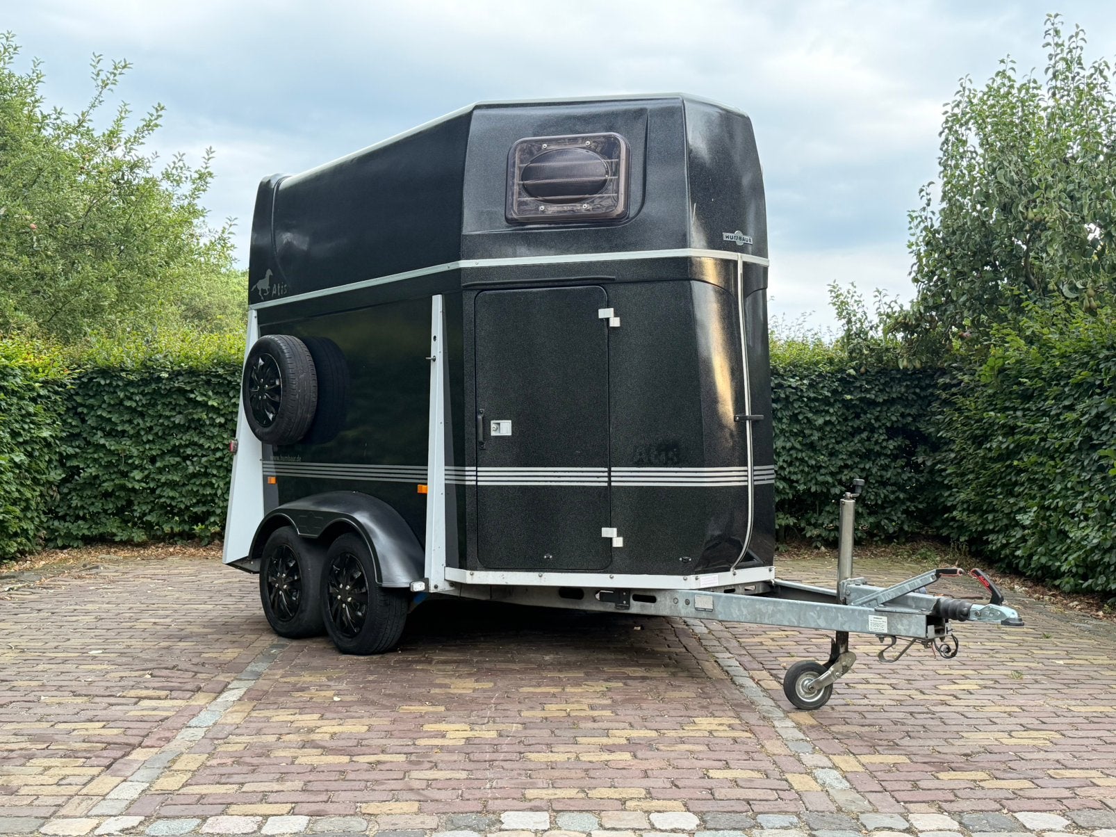 Nette 2 paards humbaur aluminum bodem en zadelkamer, Ophalen, Zo goed als nieuw, 2-paards trailer, TT paardentrailers