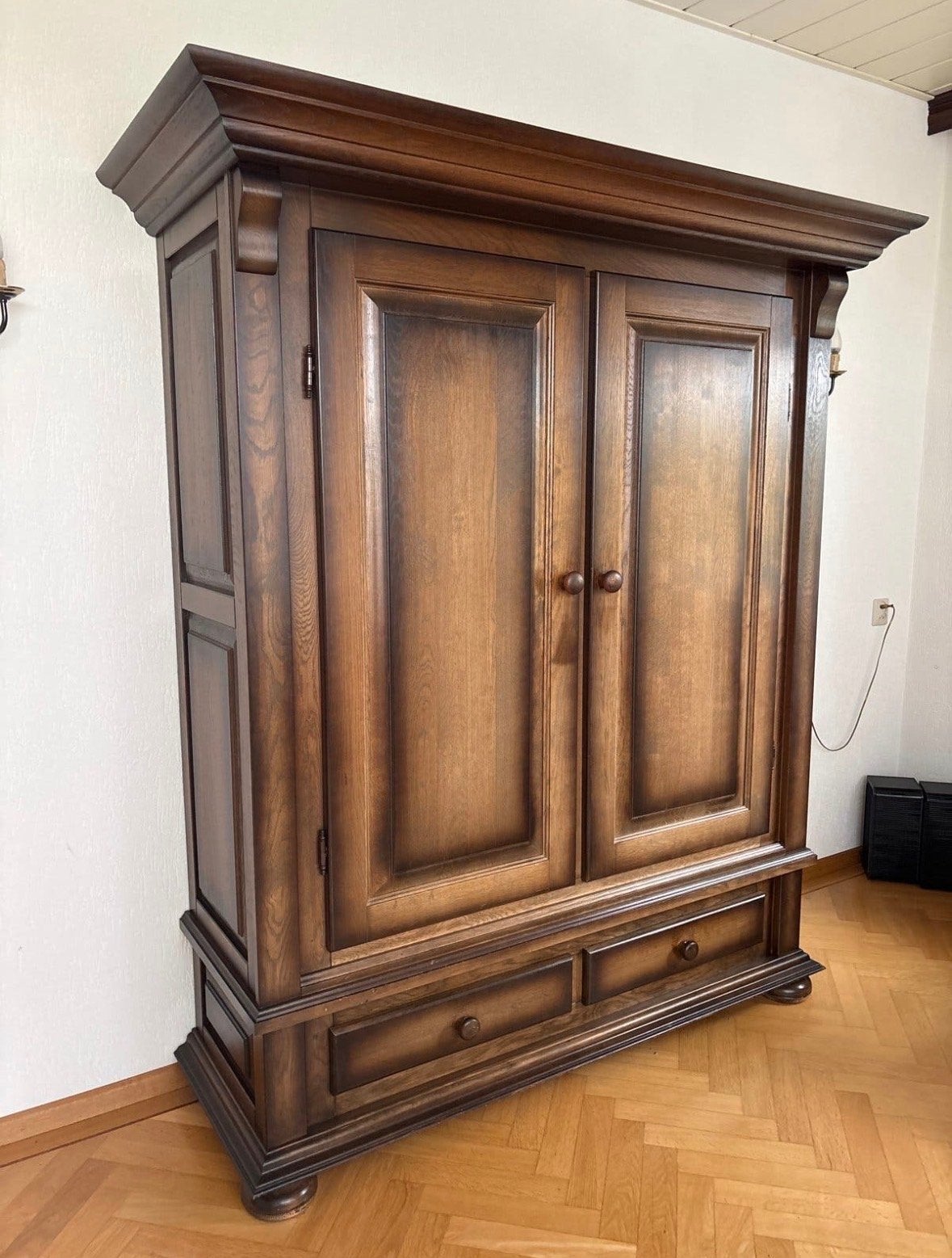 Massief houten kast met twee deuren en lades, Ophalen