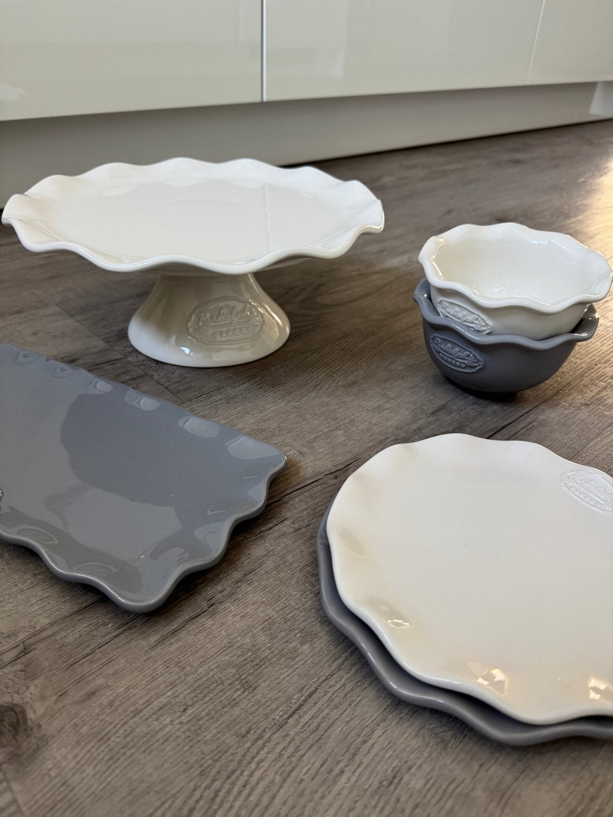 Rudolph's Bakery servies set - schalen, borden en etagere, Overige merken, Keramiek, Ophalen of Verzenden, Zo goed als nieuw