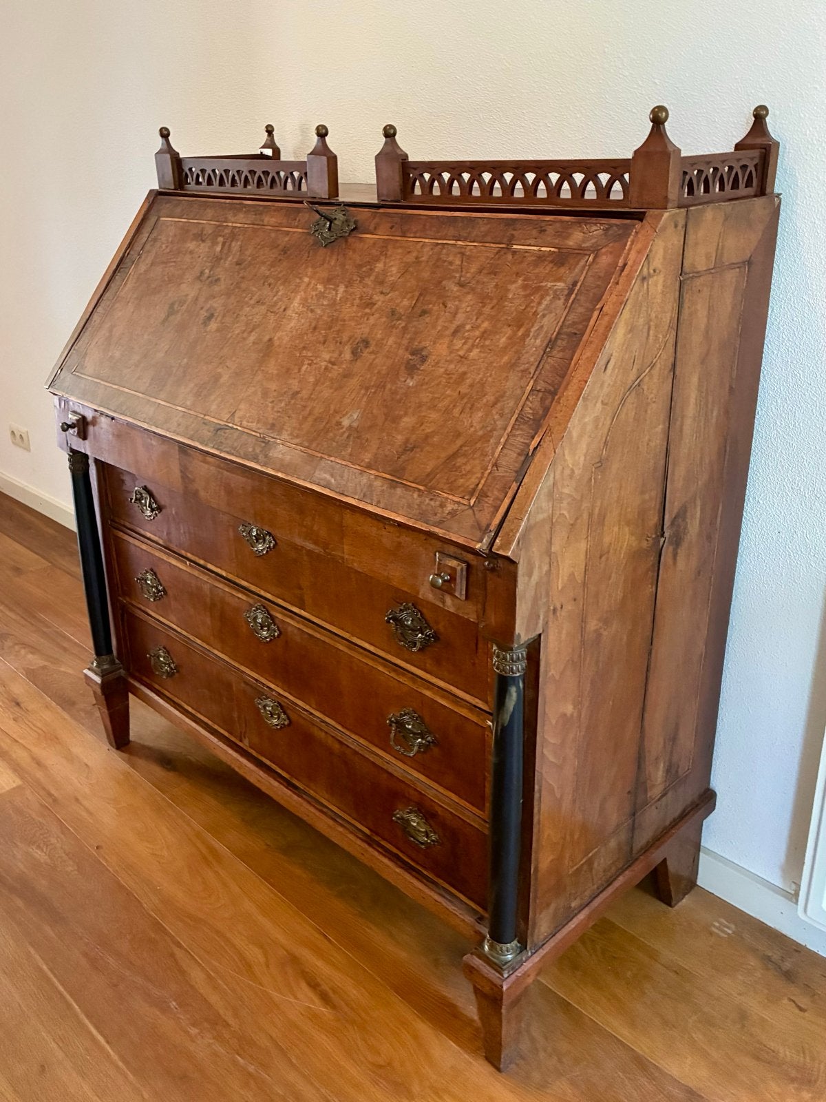 Foto 9 van Antiek secretaire met lades en verborgen vakken