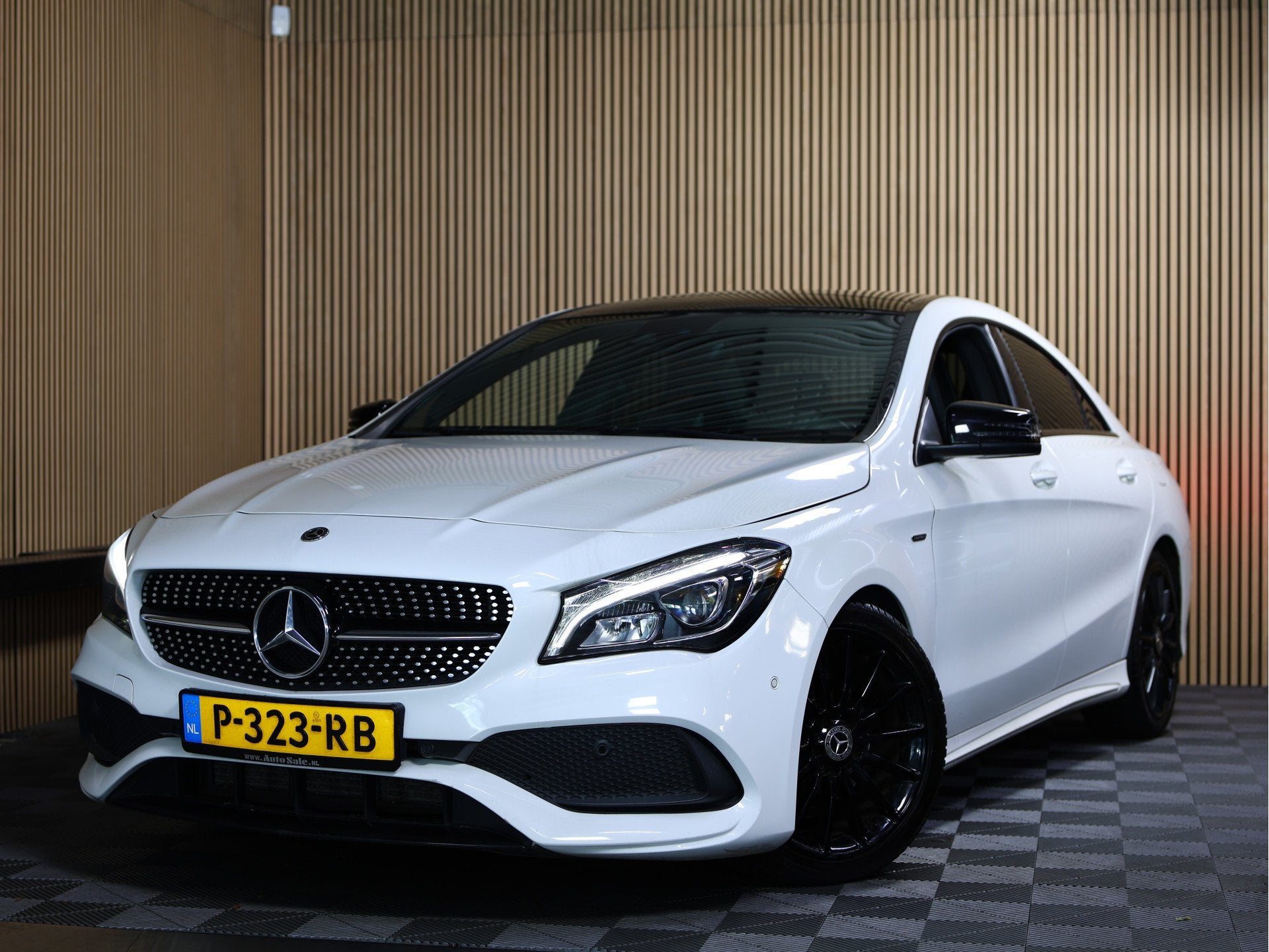 Mercedes-Benz CLA-Klasse 180 Business Solution AMG PANODAK X, Auto's, Gebruikt, Euro 6, 4 cilinders, 715 kg