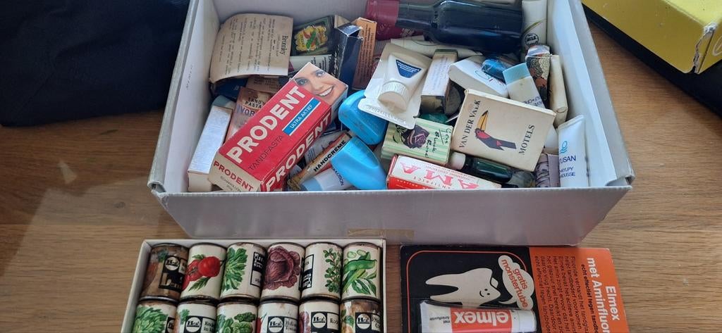 Verzameling oude mini's: tandpasta, zeep, handcrème, Ophalen of Verzenden, Gebruikt