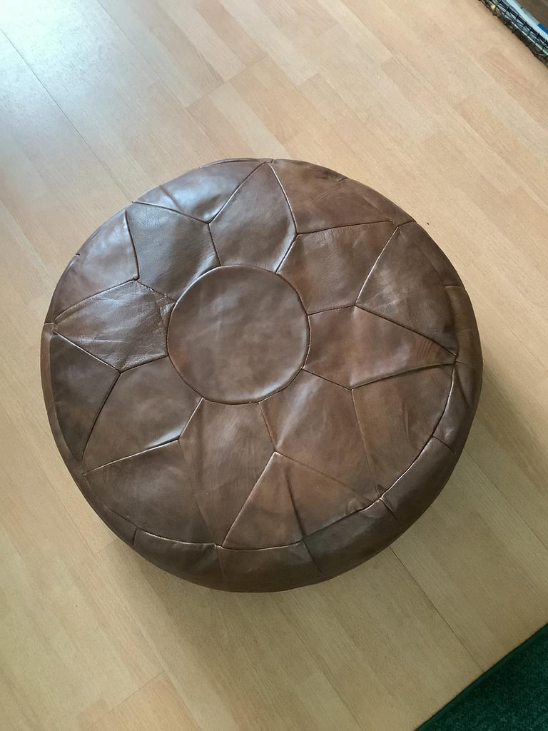 Vintage bruine leren poef, Huis en Inrichting, Banken | Voetenbanken en Poefen, Ophalen, Zo goed als nieuw, Rond, 50 tot 75 cm