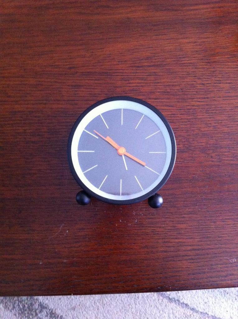 Wekker Silent Line op batterij zwart br 11 cm, Ophalen of Verzenden, Zo goed als nieuw, Analoog, Staande klok