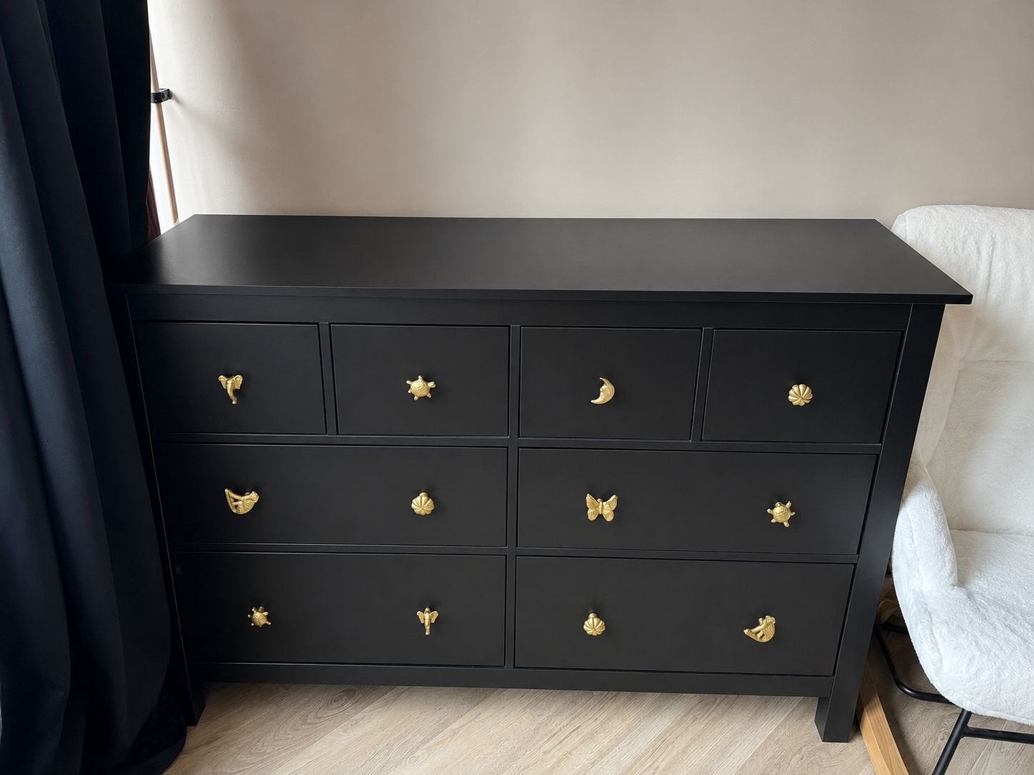 Mooie zwarte commode met dierenknopjes, 1,5 jaar oud, Ophalen, 50 tot 70 cm, 100 cm of meer, Zo goed als nieuw