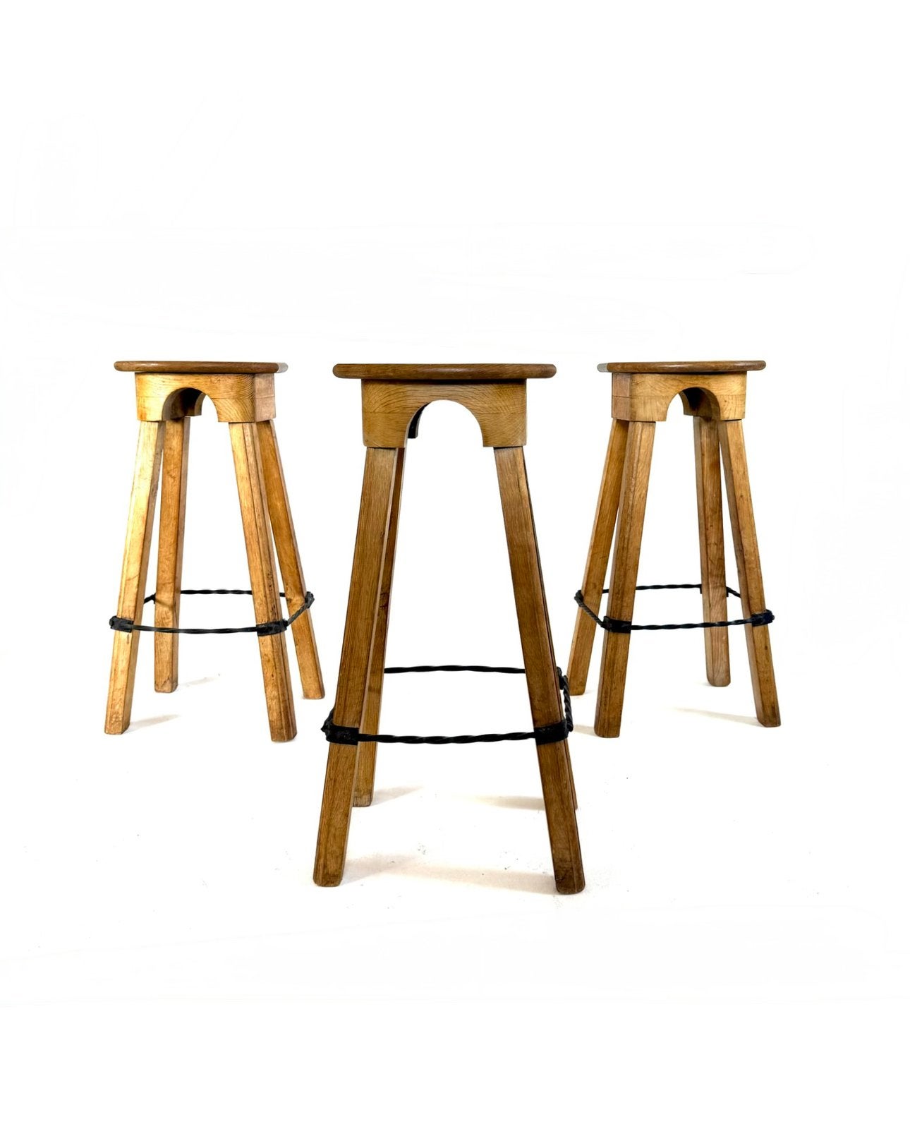 Set van 3 Brutalistische eikenhouten barkrukken ‘60, Met voetsteun, Geen idee, Hout, 60 tot 90 cm