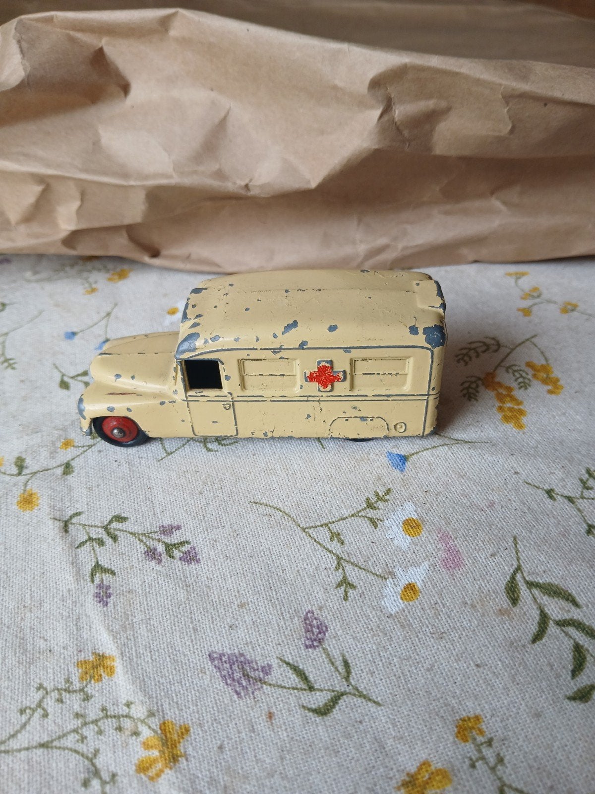 Daimler ambulance.  Dinky toys, Ophalen of Verzenden, Auto, Dinky Toys