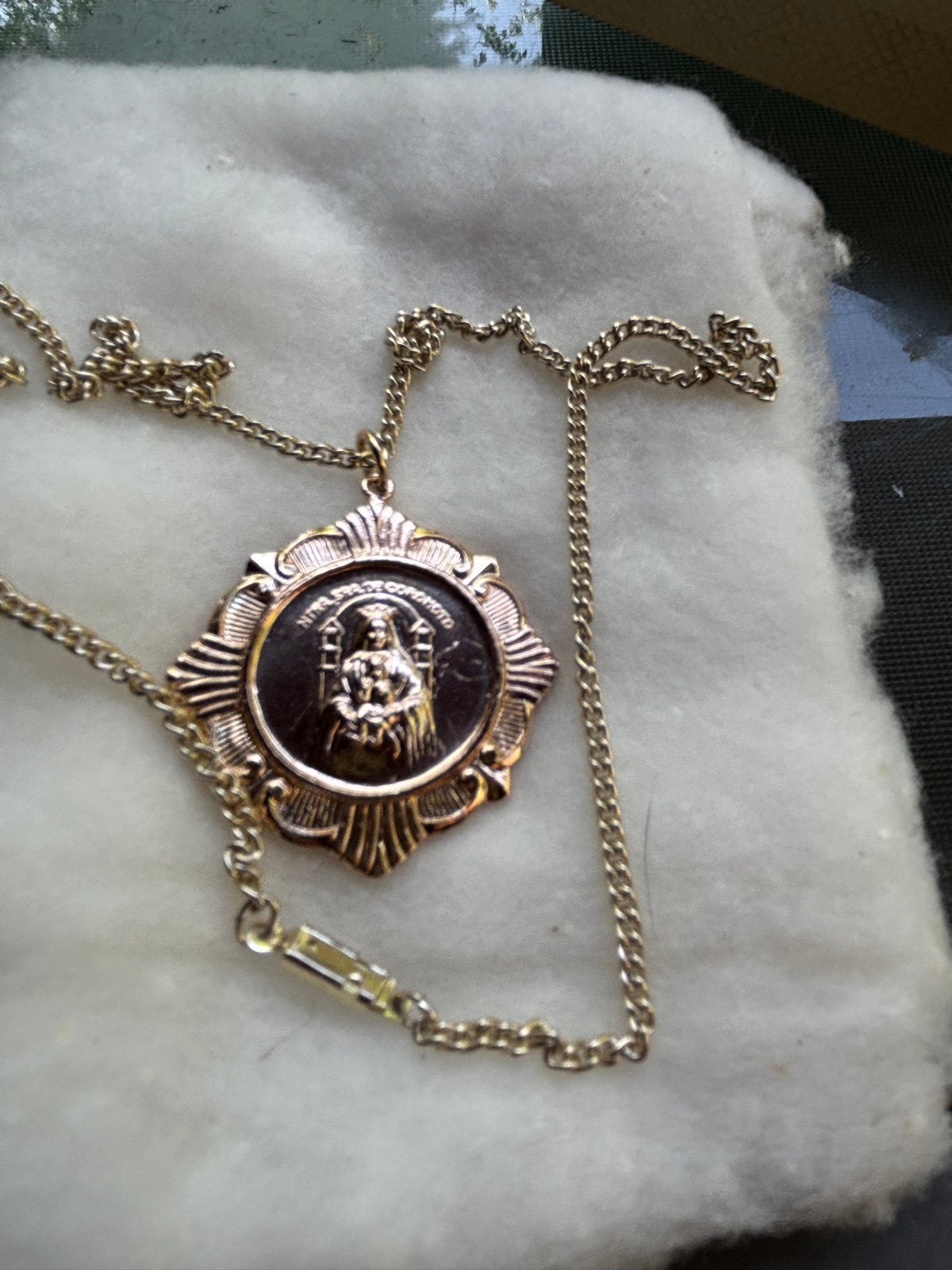Goudkleurige ketting met religieuze hanger, Sieraden, Tassen en Uiterlijk, Kettingen, Nieuw, Ophalen of Verzenden, Goud, Overige materialen
