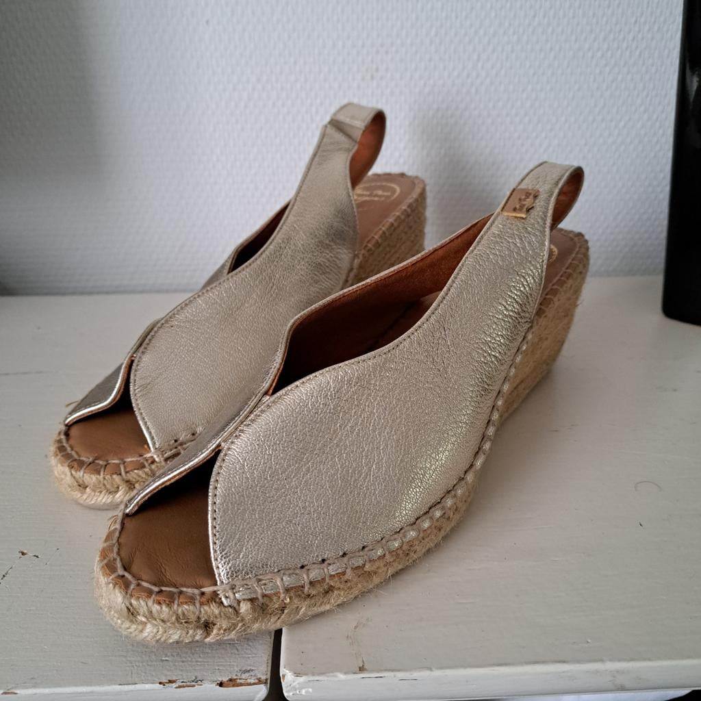 Toni Pons espadrilles met sleehak, goudkleurig maat 42 nieuw, Kleding | Dames, Ophalen, Nieuw, Overige kleuren, Espadrilles of Moccasins