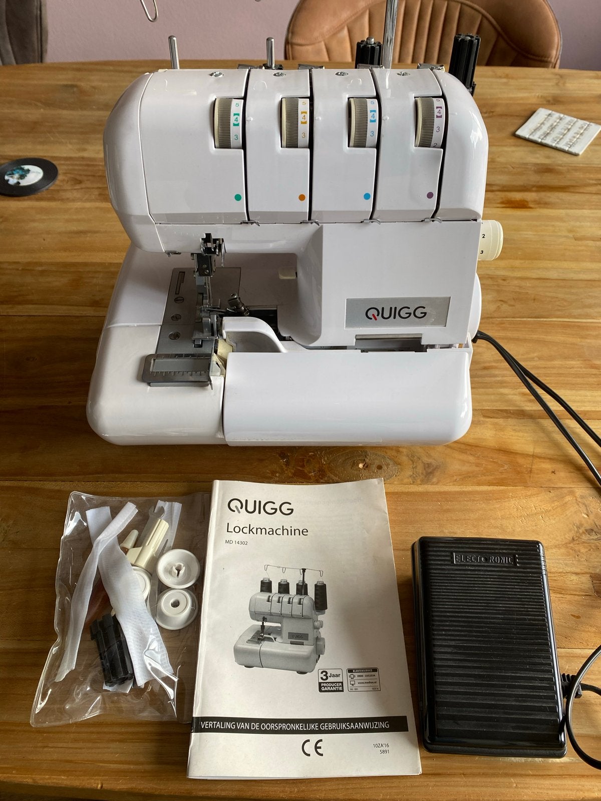 Quigg Lockmachine met toebehoren en beschrijving, Hobby en Vrije tijd, Naaimachines en Toebehoren, Ophalen of Verzenden, Gebruikt