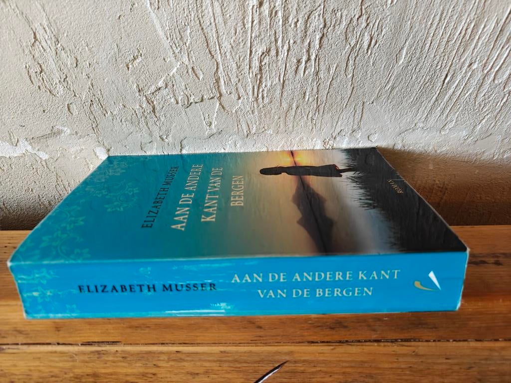 Aan de andere kant van de bergen., Boeken, Ophalen of Verzenden, Zo goed als nieuw