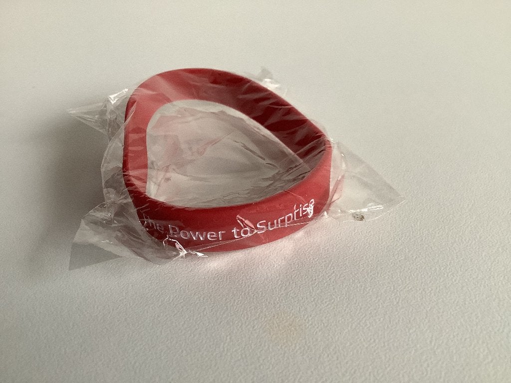 Kia armbandje, Sieraden, Tassen en Uiterlijk, Armbanden, Ophalen of Verzenden, Nieuw, Rood, Kunststof of Plastic
