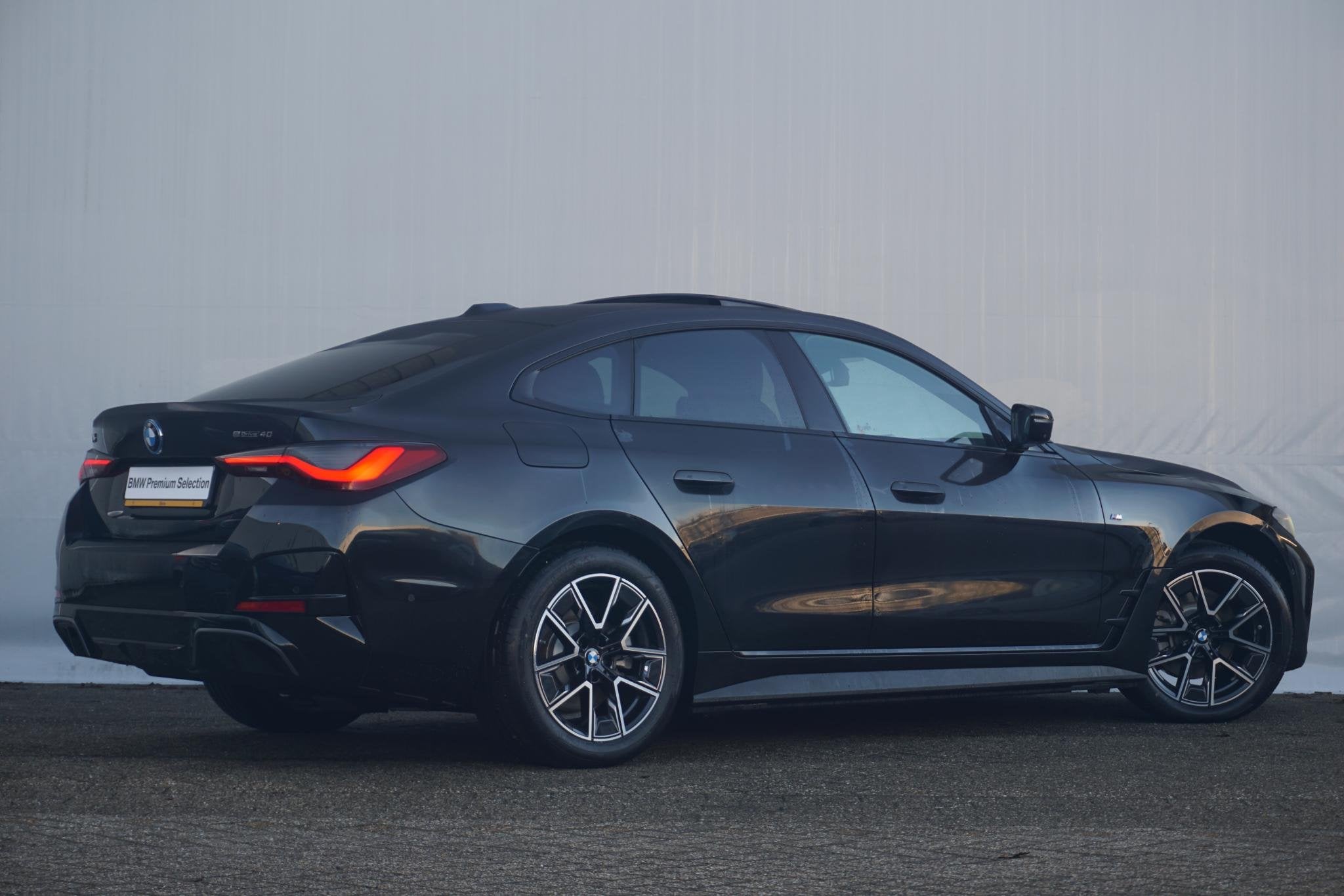 BMW i4 Gran Coupé eDrive40 M Sportpakket 18'' / Head-Up Dis, 510 min, Zwart, Met garantie (alle), 2020 kg