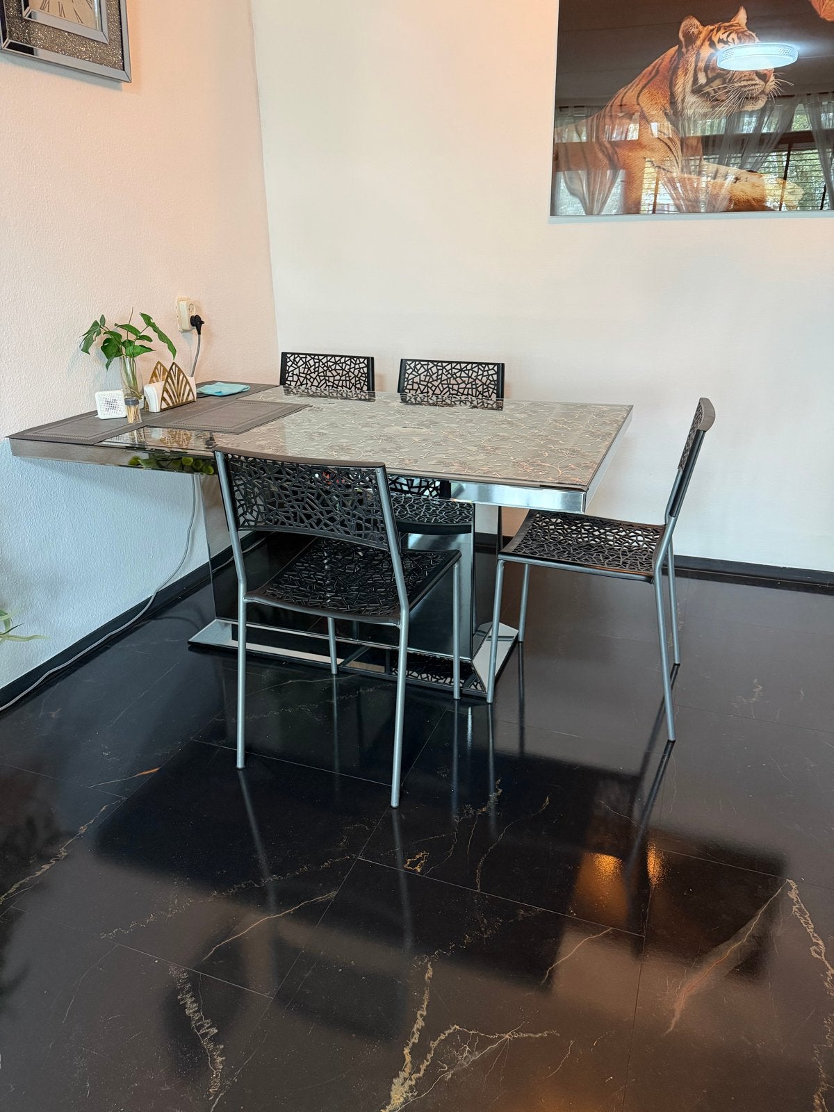 Moderne zilverkleurige eethoek met spiegelblad, Ophalen, 100 tot 150 cm, 50 tot 100 cm, Vier personen