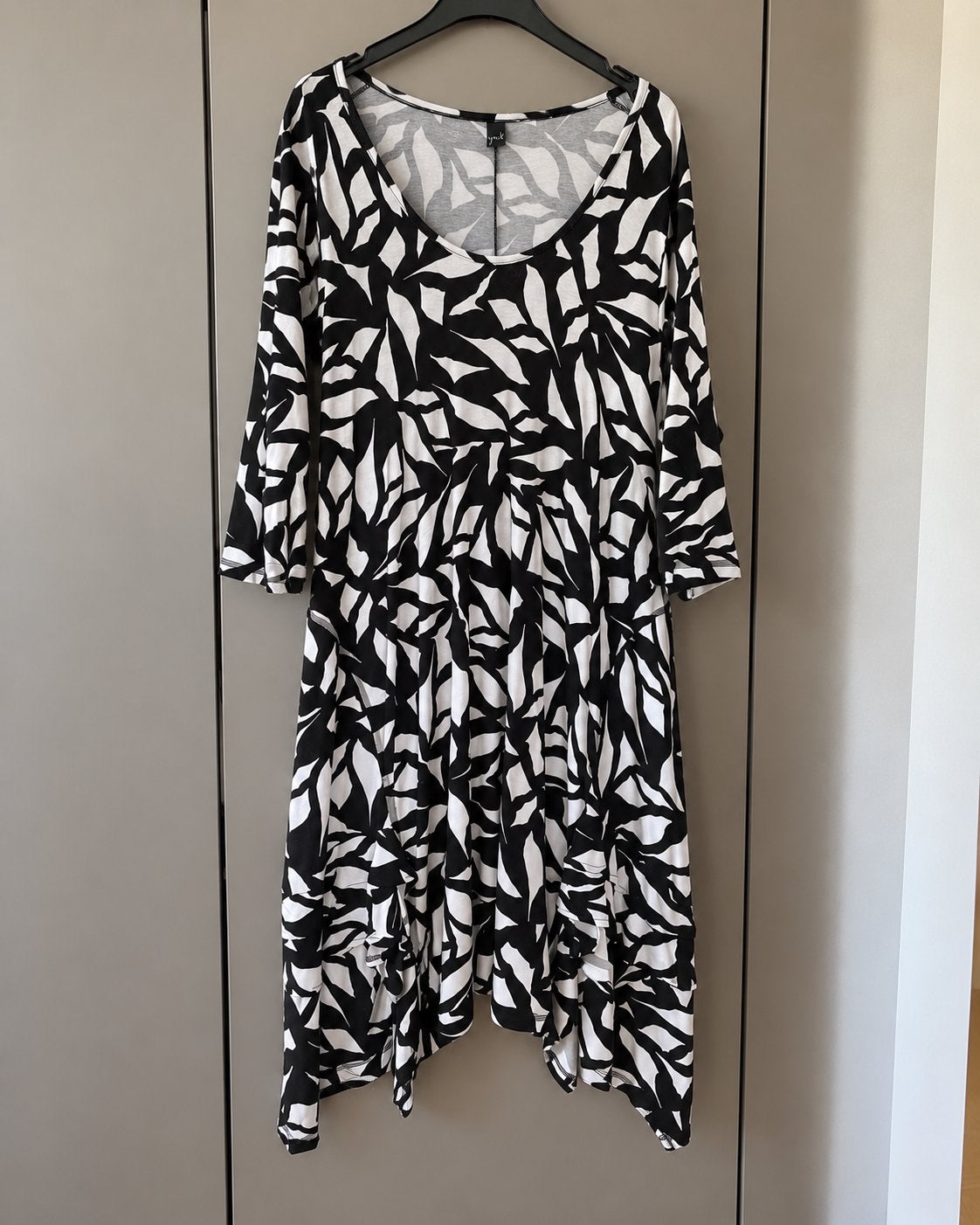 Yoek jurk met print - Maat XL (50-52), Kleding | Dames, Ophalen of Verzenden, Zo goed als nieuw, Zwart, Jurk