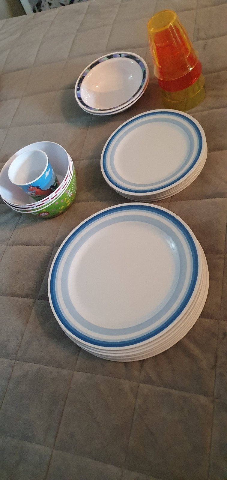 campingservies 8 delig: borden, kommen, bekers, Ophalen of Verzenden, Zo goed als nieuw
