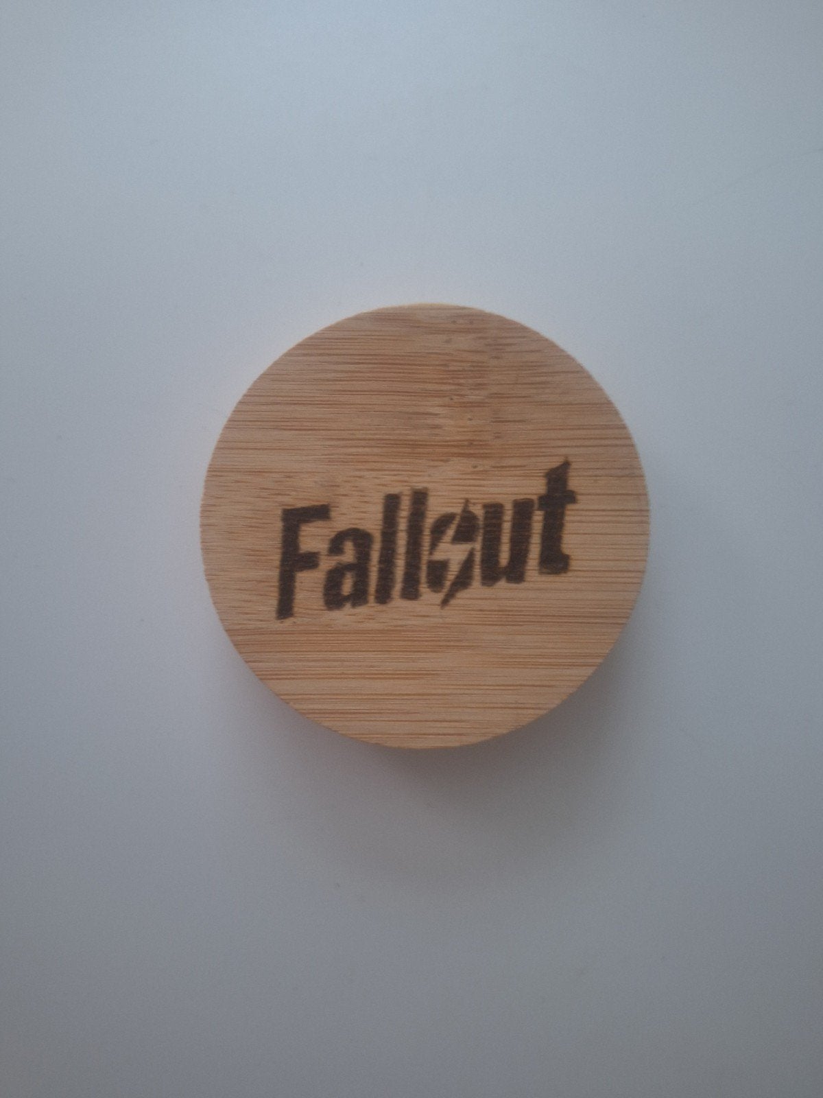 Fallout bieropener van hout 6,6 x 6,5 x 1 cm nieuw, Gevondenengemaakt@gmail.com, Nieuw, Ophalen of Verzenden, Fallout