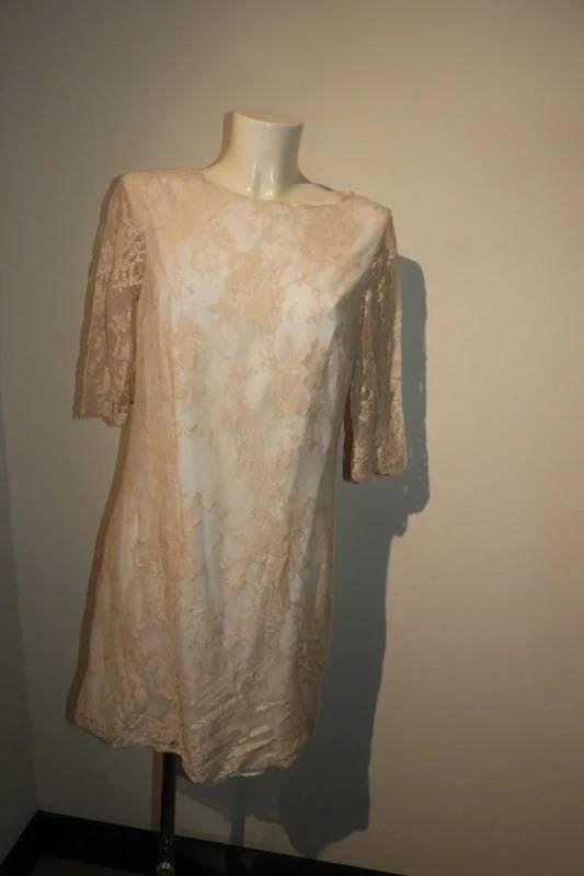 Ted Baker chique jurk soort kant stof nude tint gevoerd 4/42, Verzenden, Beige, Maat 42/44 (L), Zo goed als nieuw