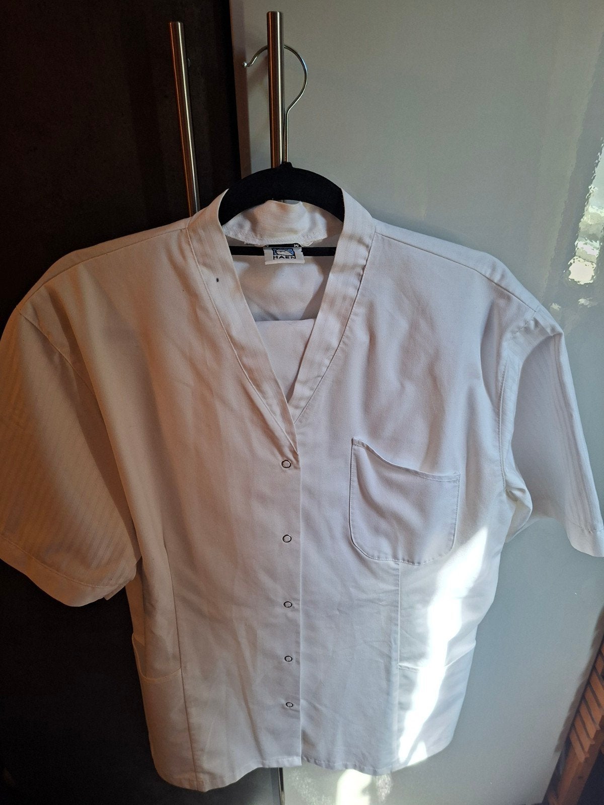 Te koop 2 nieuwstaat  zorgjasjes. Geheel wit. Maat M v, Ophalen, Zo goed als nieuw, Maat 38/40 (M)