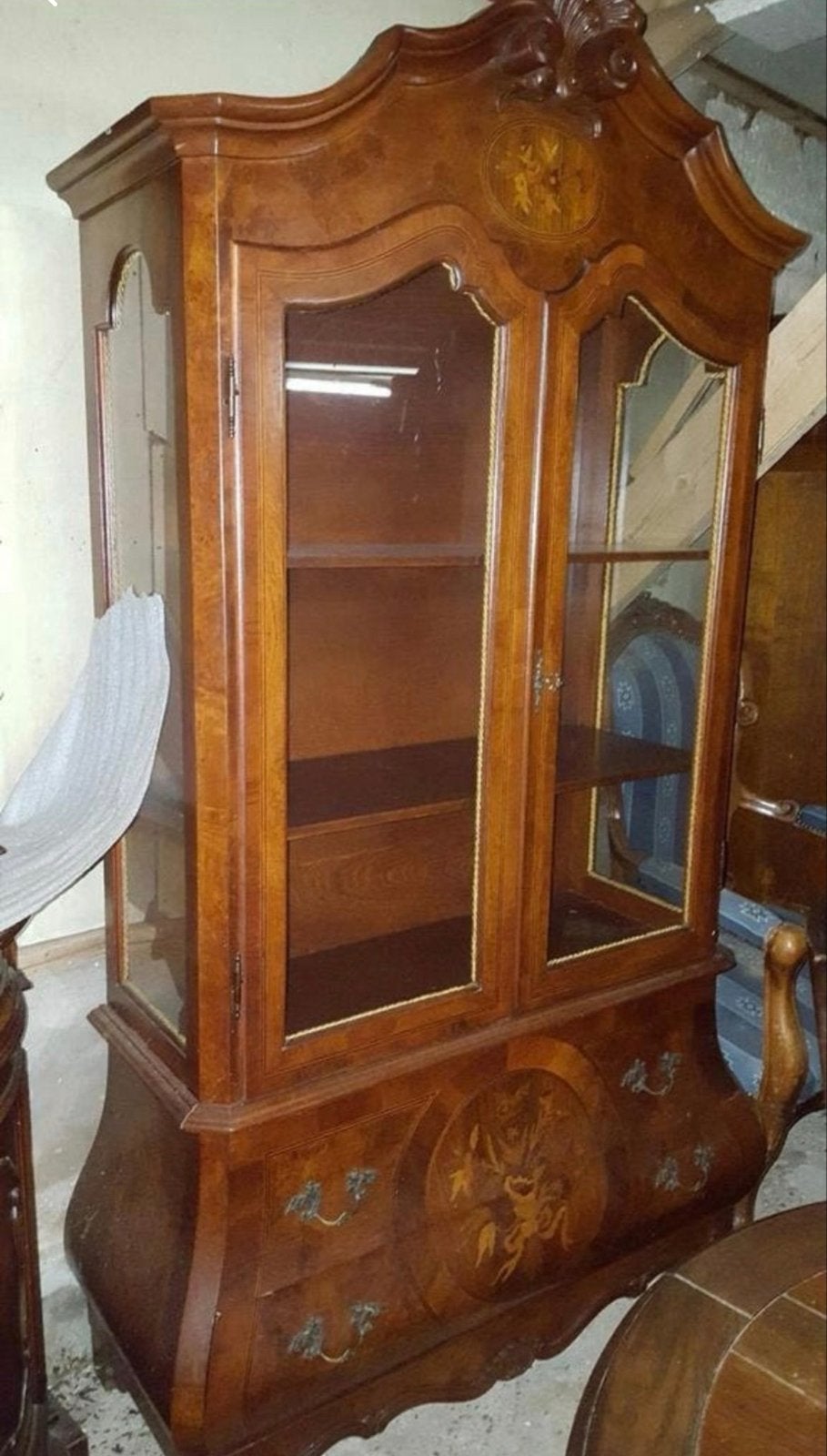 Antieke Buikvitrinekast met Inlegwerk, Ophalen