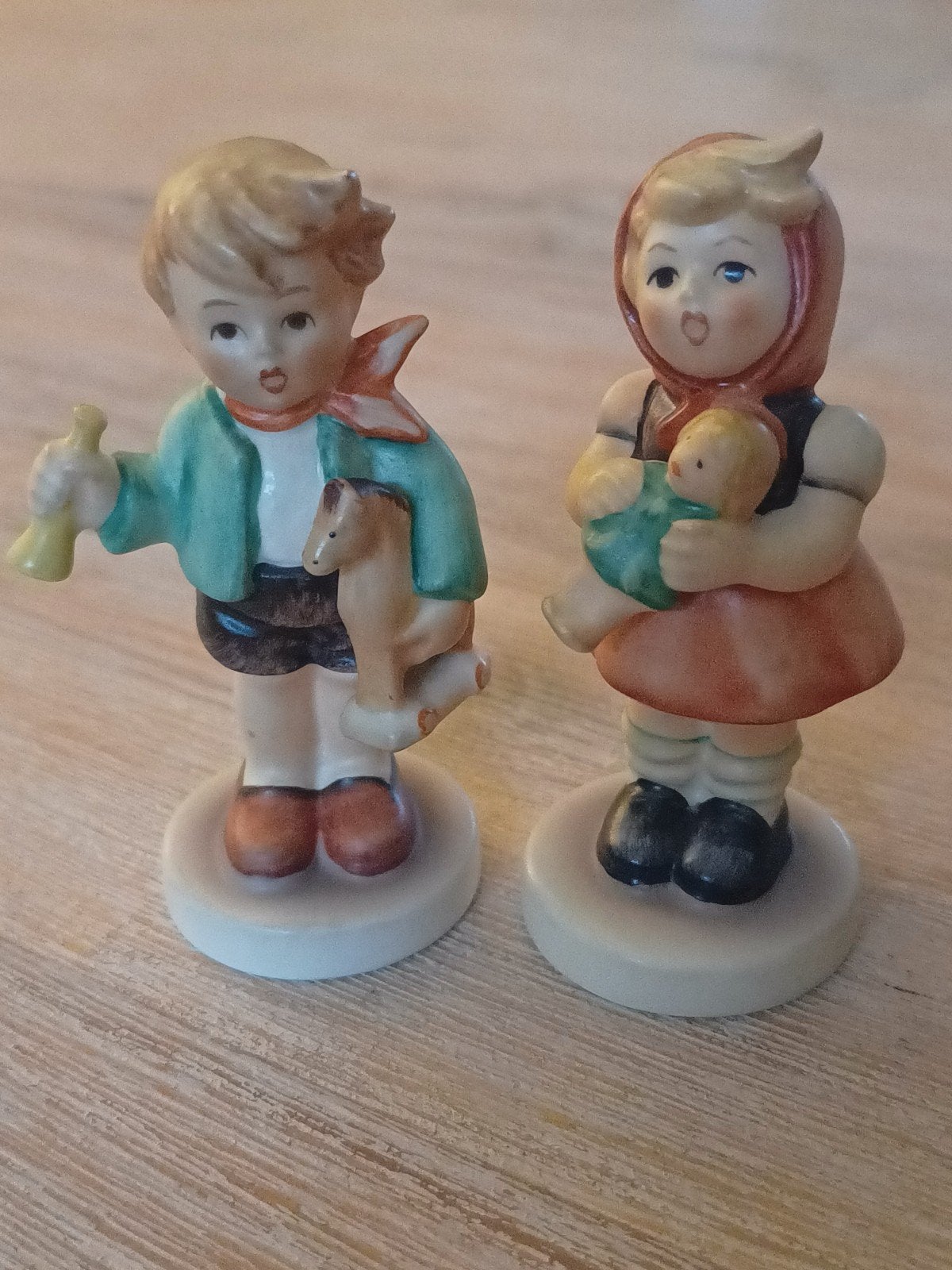 Hummeltjes: Meisje met popje en jongen met paardje, Verzenden, Zo goed als nieuw, Hummel