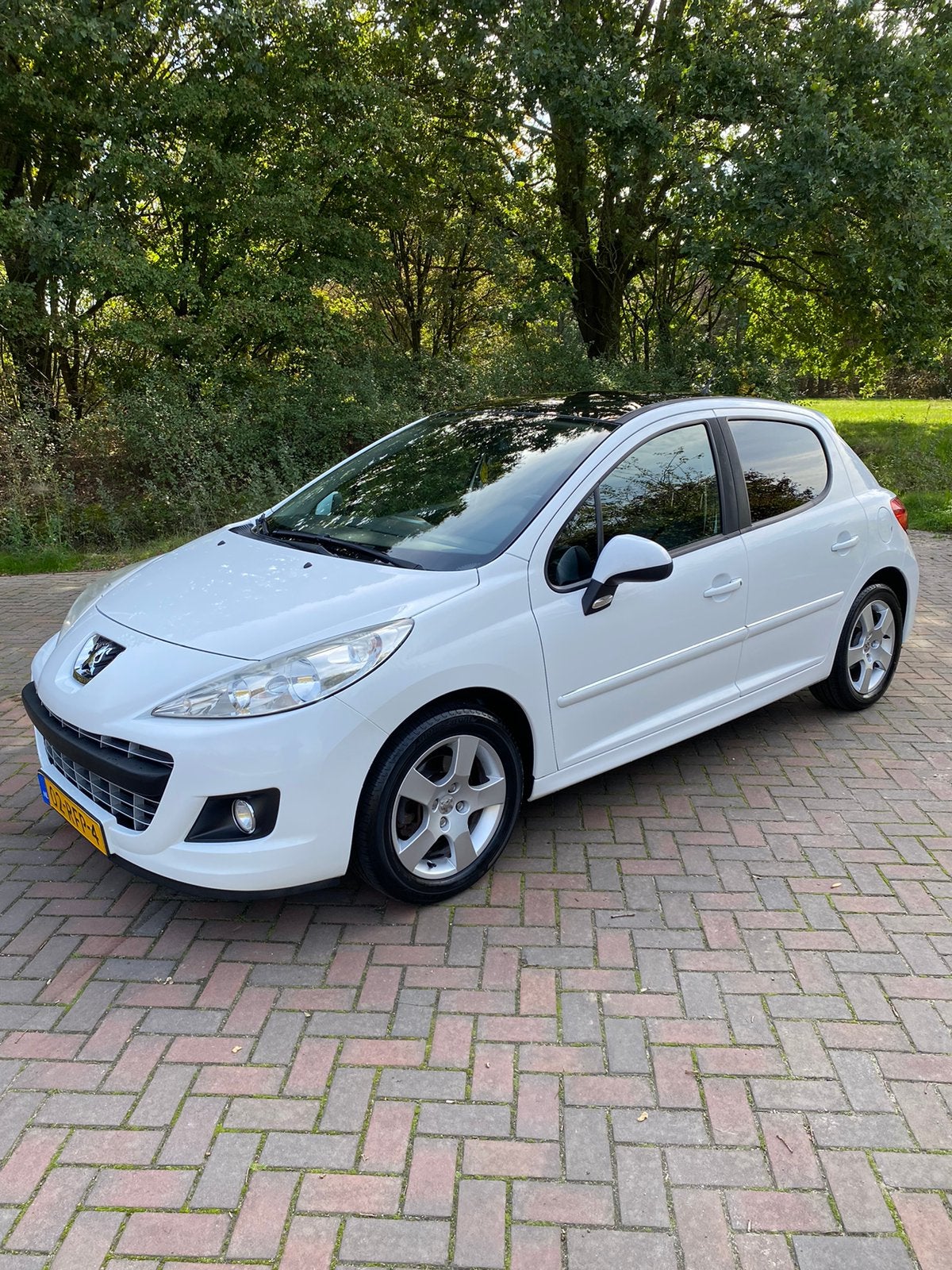 Peugeot 207 1.6 VTI 16V 5DRS 2011 Wit 6 MAANDEN GARANTIE, Voorwielaandrijving, Dealer onderhouden, Zwart, Leder en Stof
