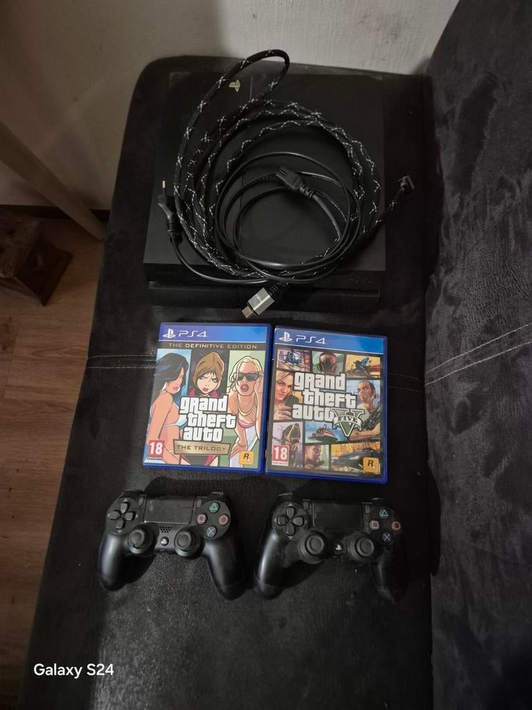 PlayStation 4 met 2 controllers en 2 GTA games, Gebruikt, Vanaf 18 jaar, 2 spelers, Eén computer