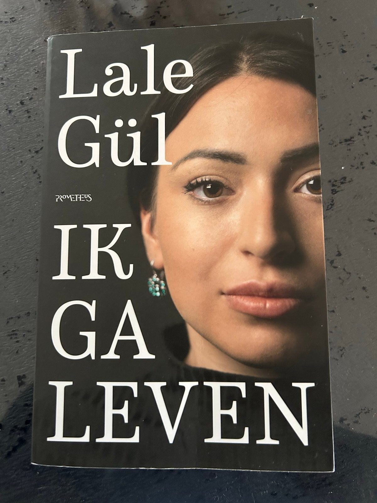 Lale Gül - Ik ga leven (roman), Ophalen of Verzenden, Zo goed als nieuw, Nederland