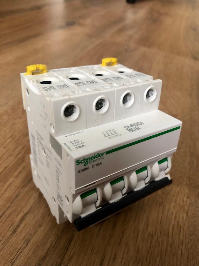 Schneider iC60N installatieautomaat C16 4P (A9F79416), Ophalen of Verzenden, Zo goed als nieuw