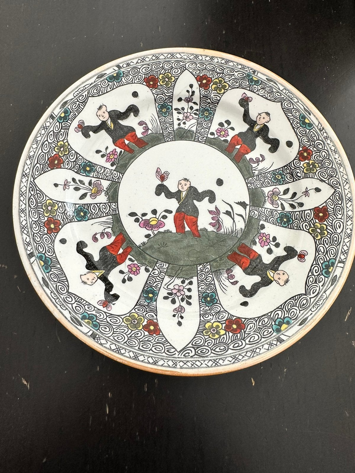 Antiek Chinees decoratief bord met figuren en bloemen, Antiek en Kunst, Ophalen of Verzenden