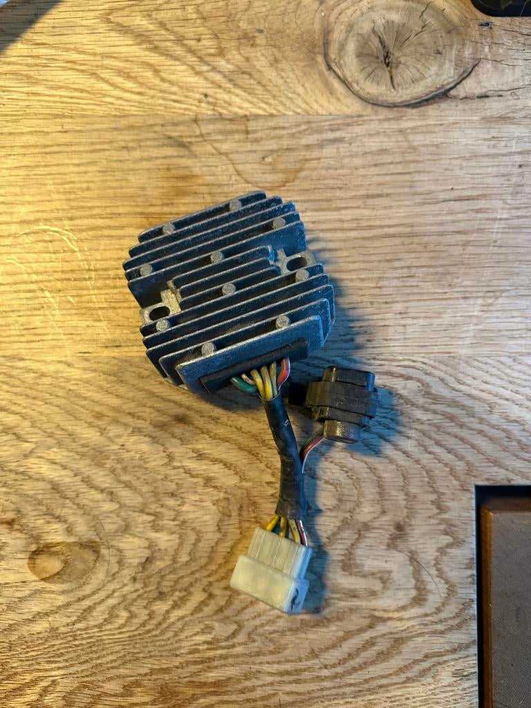 Spanningsregelaar Piaggio Zip / Vespa 50 4T I-Get E4 E5, Ophalen of Verzenden