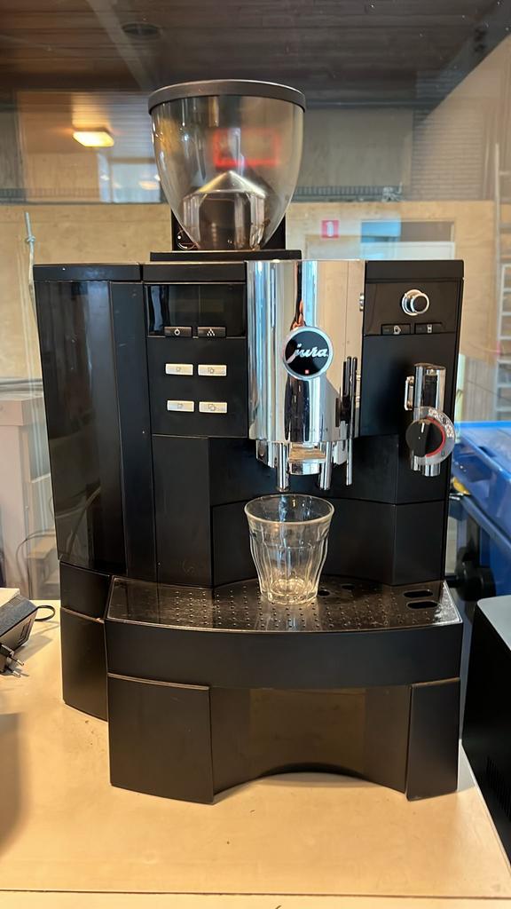 Jura Koffiemachine met Melkkoeler, Witgoed en Apparatuur, Ophalen, Afneembaar waterreservoir, Gebruikt, 10 kopjes of meer