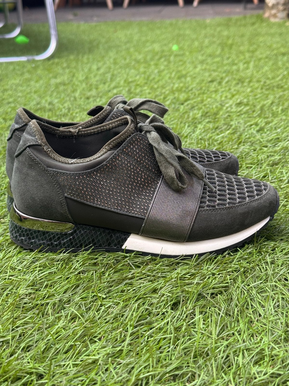 Stijlvolle donkergroene sneakers met studs  maat 37, Ophalen of Verzenden, Zo goed als nieuw, Groen, Sneakers of Gympen