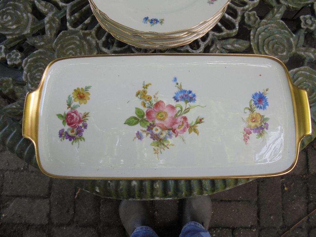 Cake schaal met diverse bloemboeketjes, oa roze roosjes, Antiek en Kunst, Ophalen of Verzenden